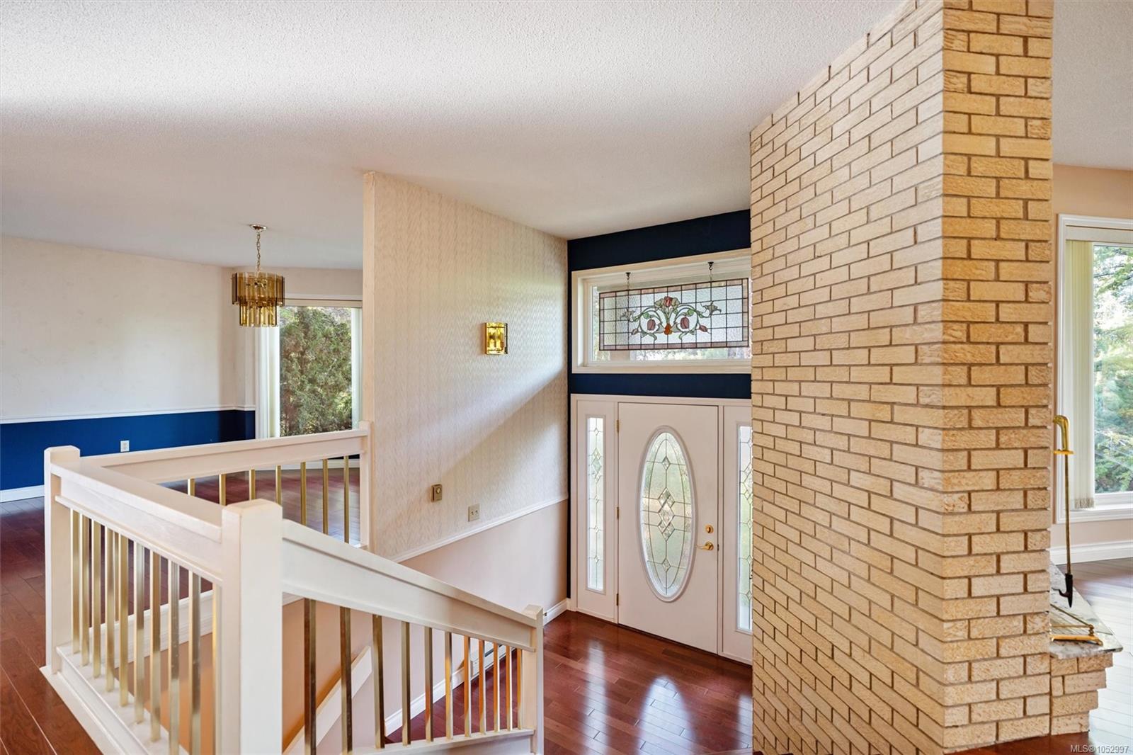 1055 Thistlewood Dr — listing photo 3 of 53