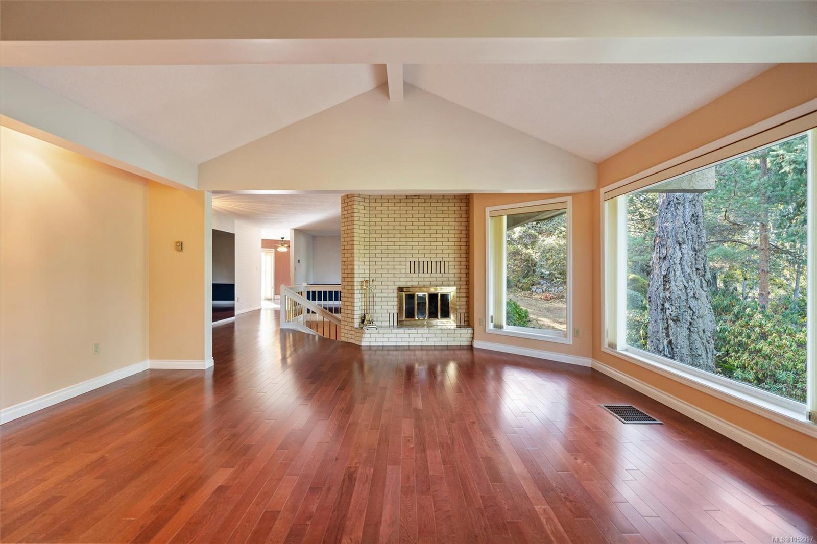 1055 Thistlewood Dr — listing photo 5 of 53