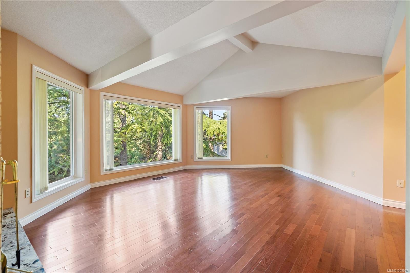 1055 Thistlewood Dr — listing photo 6 of 53