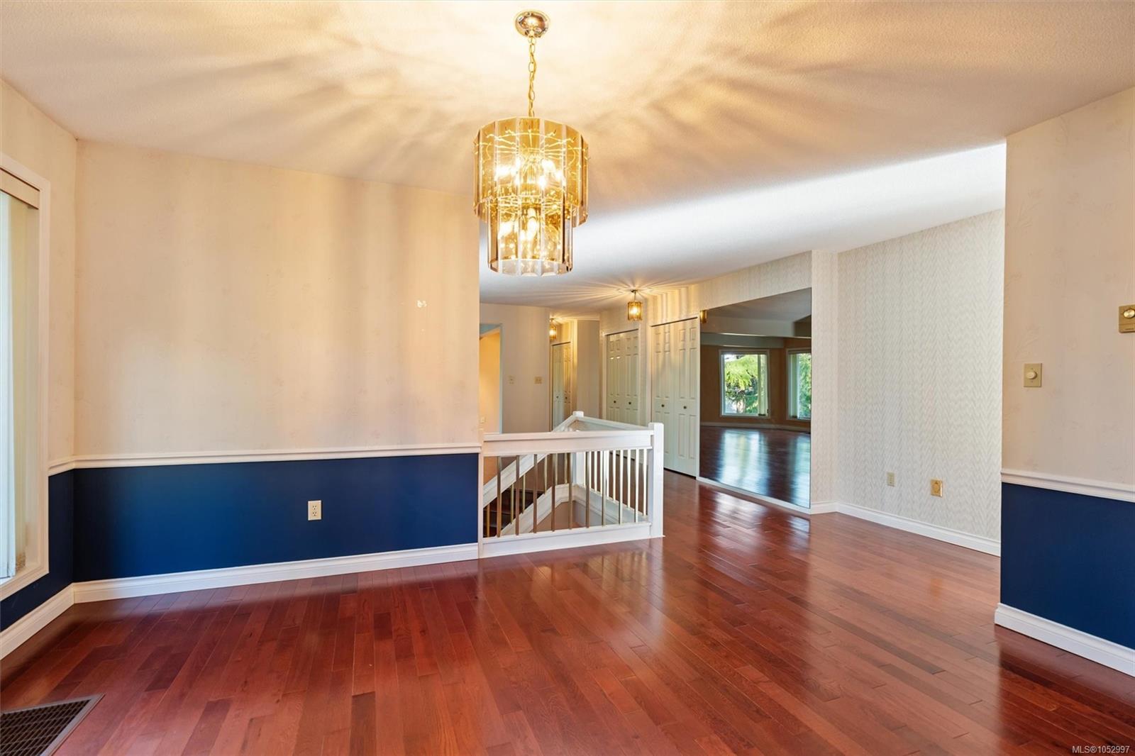 1055 Thistlewood Dr — listing photo 8 of 53