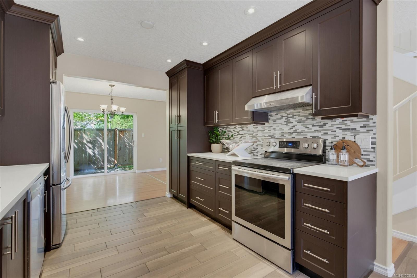 637 Jolly Pl — listing photo 11 of 42