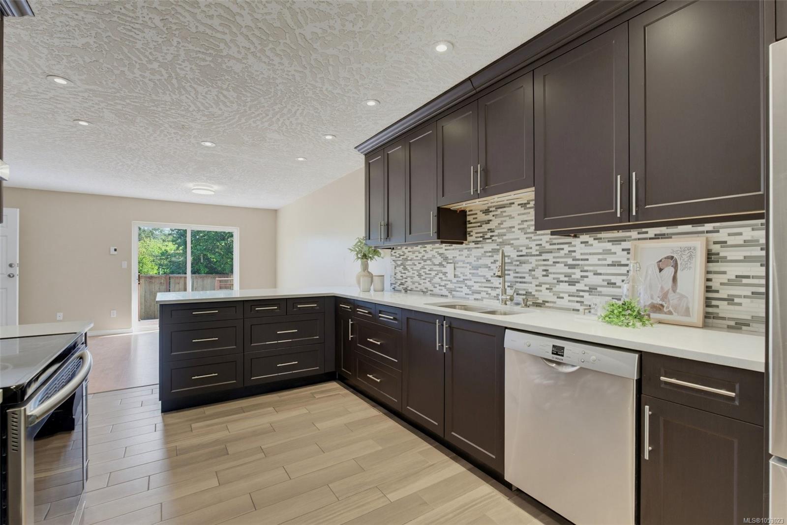 637 Jolly Pl — listing photo 8 of 42