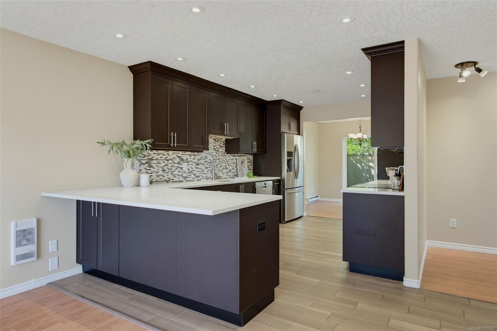 637 Jolly Pl — listing photo 9 of 42
