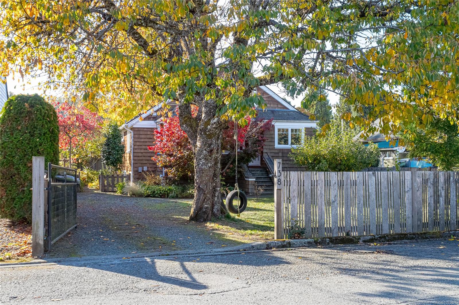 738 Watson St — listing photo 2 of 50