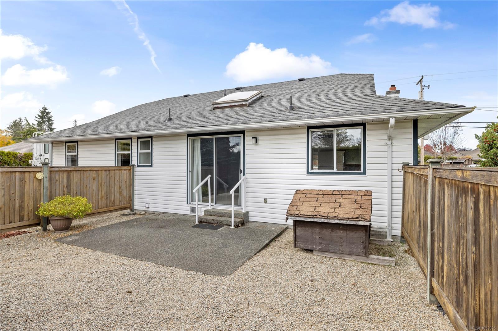823 Yambury Rd — listing photo 11 of 33
