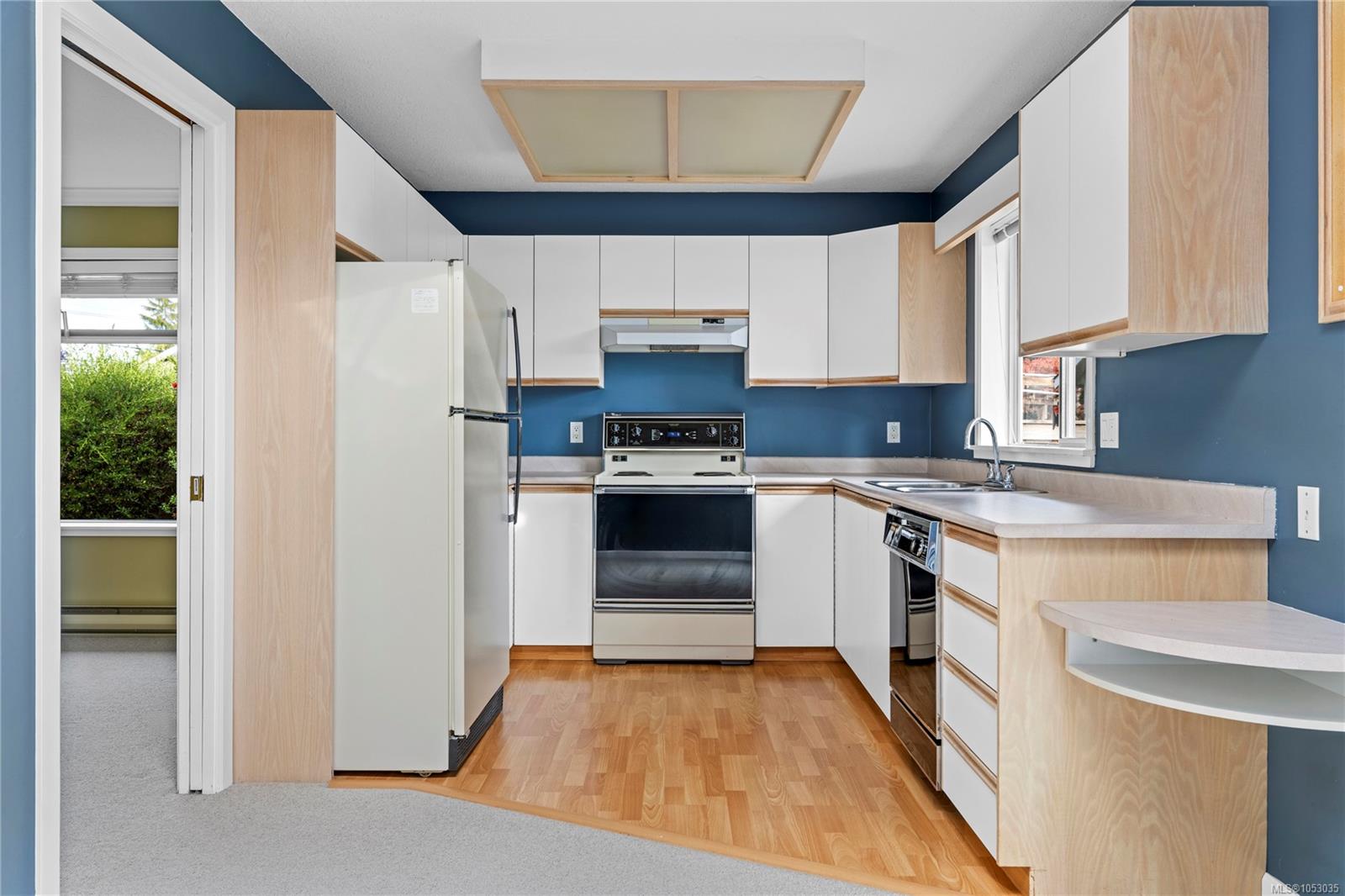 823 Yambury Rd — listing photo 3 of 33