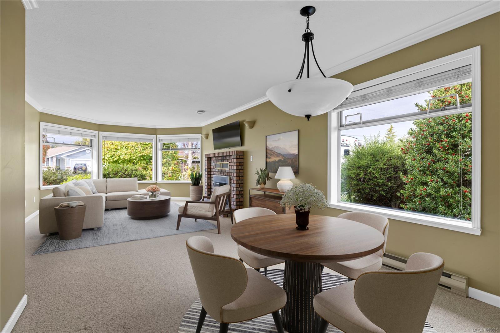 823 Yambury Rd — listing photo 4 of 33