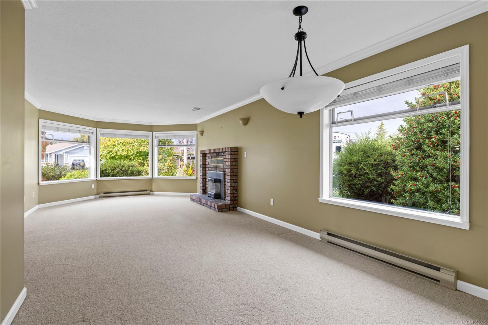 823 Yambury Rd — listing photo 6 of 33