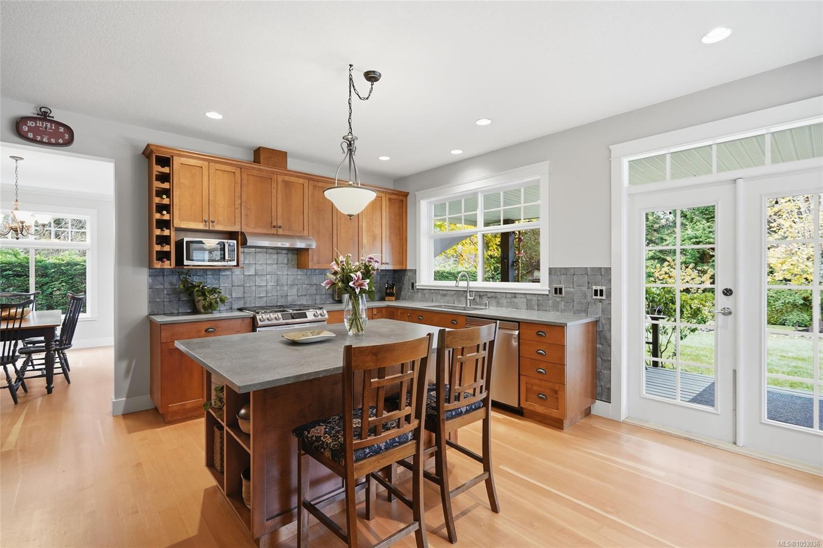 465 First Ave — listing photo 5 of 39