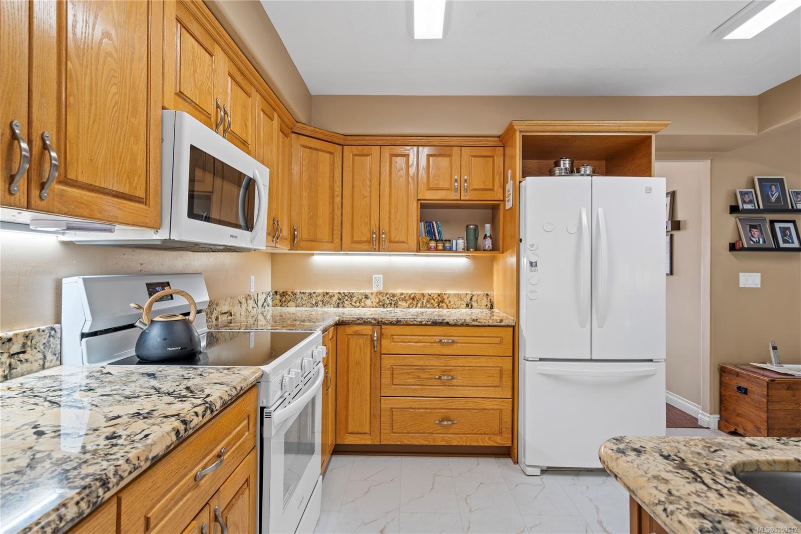 1072 Roberton Blvd — listing photo 14 of 64