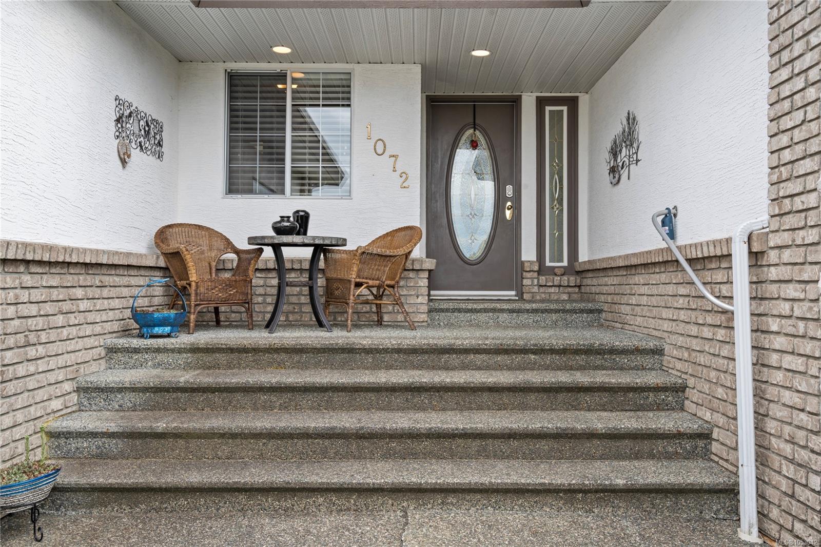 1072 Roberton Blvd — listing photo 4 of 64