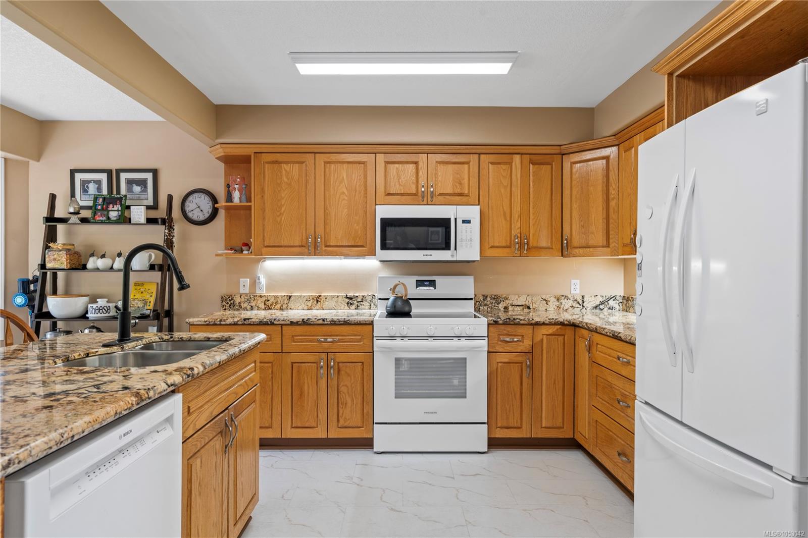 1072 Roberton Blvd — listing photo 10 of 64