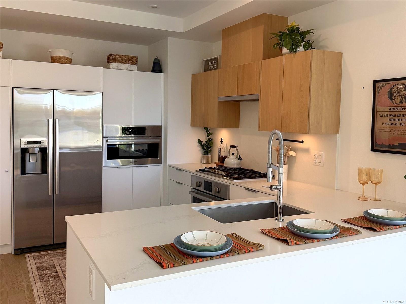 105-1720 Fairfield Rd — listing photo 6 of 33