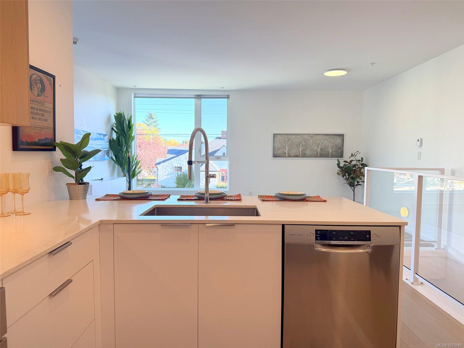 105-1720 Fairfield Rd — listing photo 7 of 33