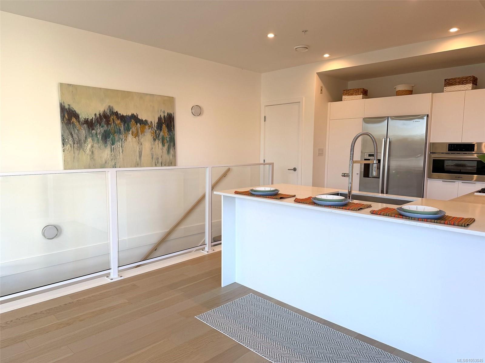 105-1720 Fairfield Rd — listing photo 8 of 33