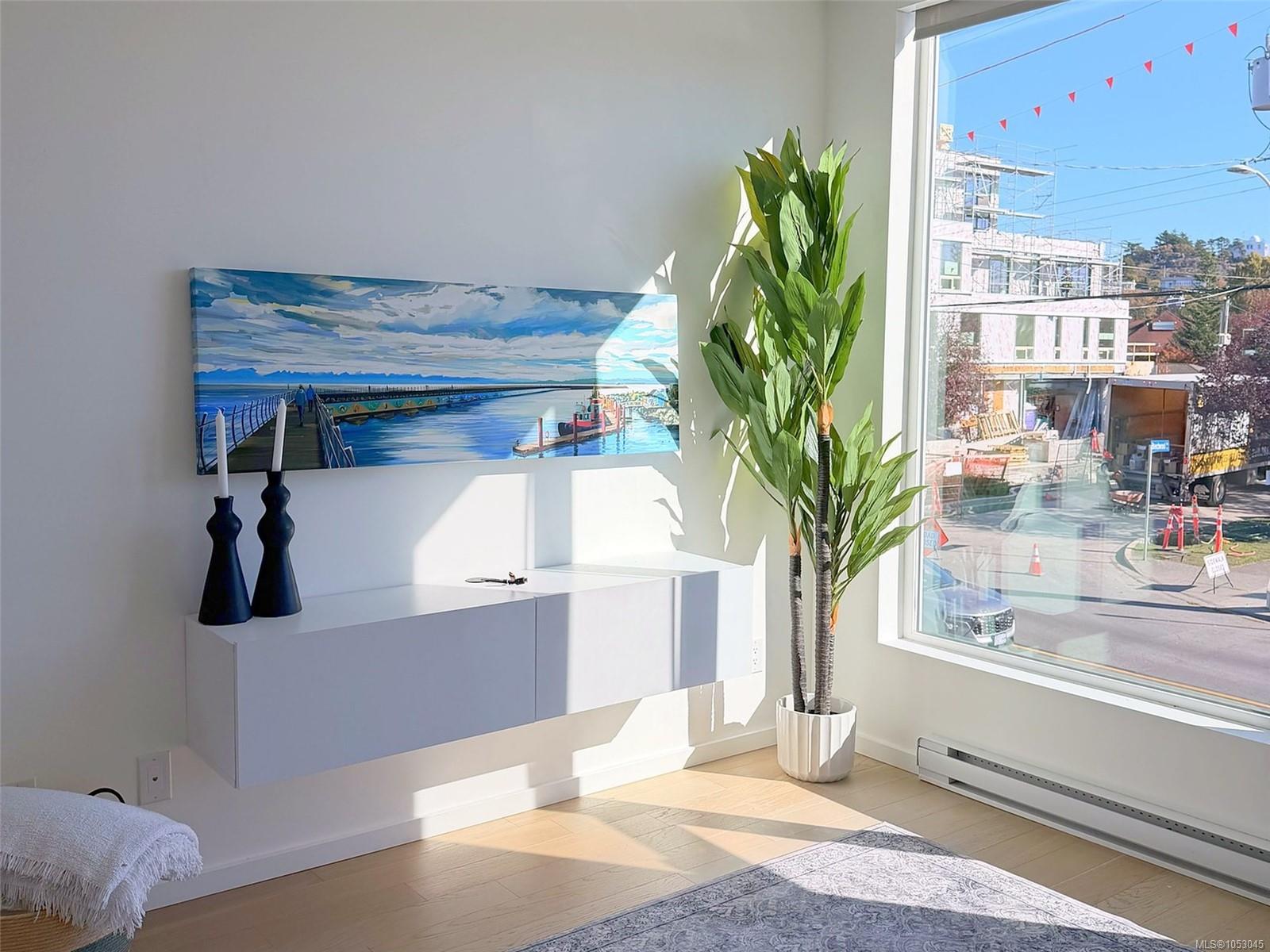 105-1720 Fairfield Rd — listing photo 9 of 33