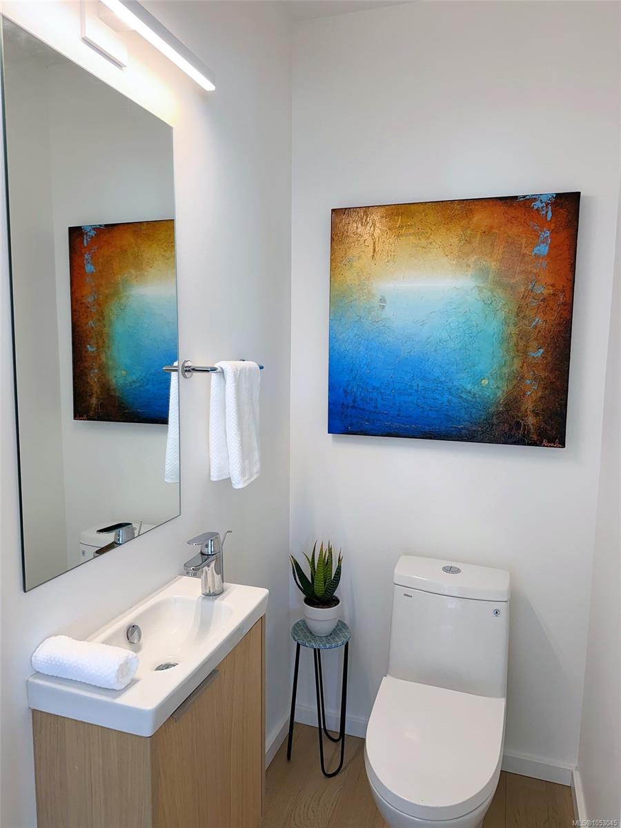 105-1720 Fairfield Rd — listing photo 10 of 33