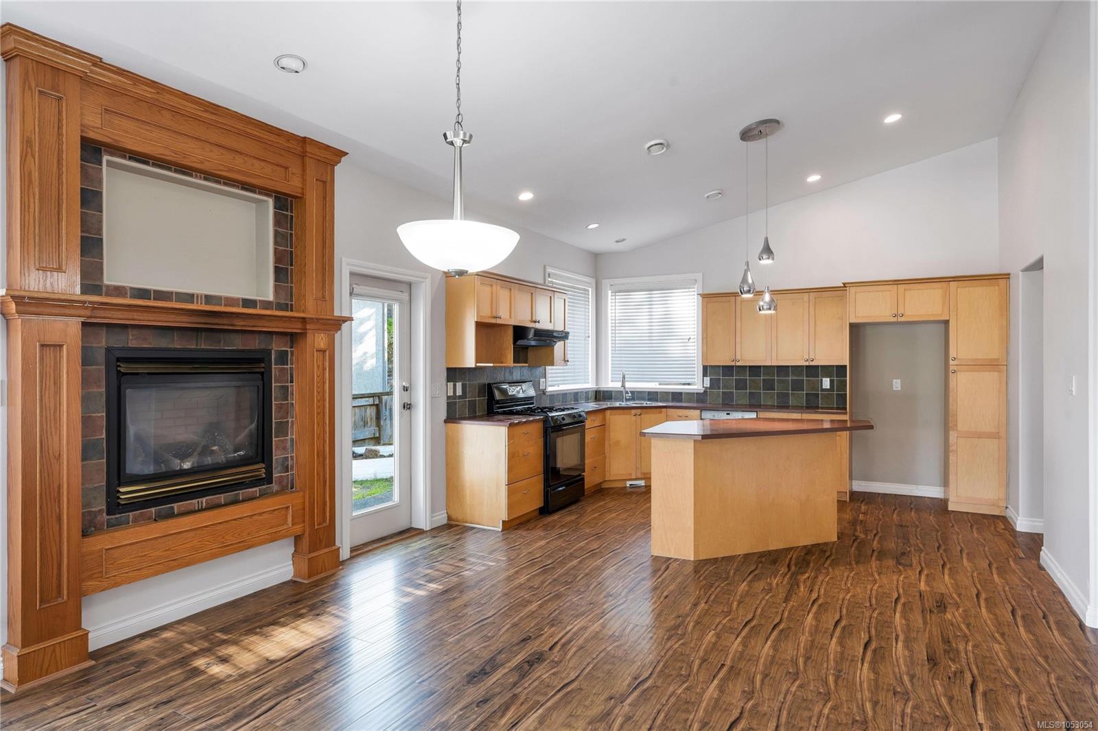 2426 Selwyn Rd — listing photo 11 of 33