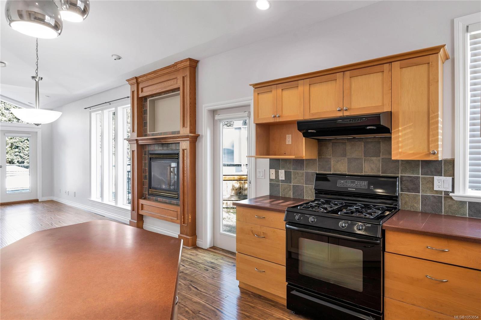 2426 Selwyn Rd — listing photo 12 of 33