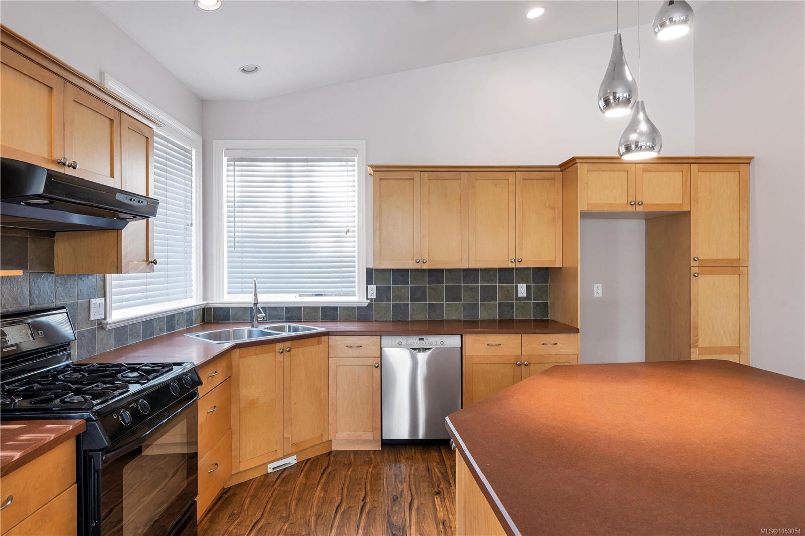 2426 Selwyn Rd — listing photo 13 of 33