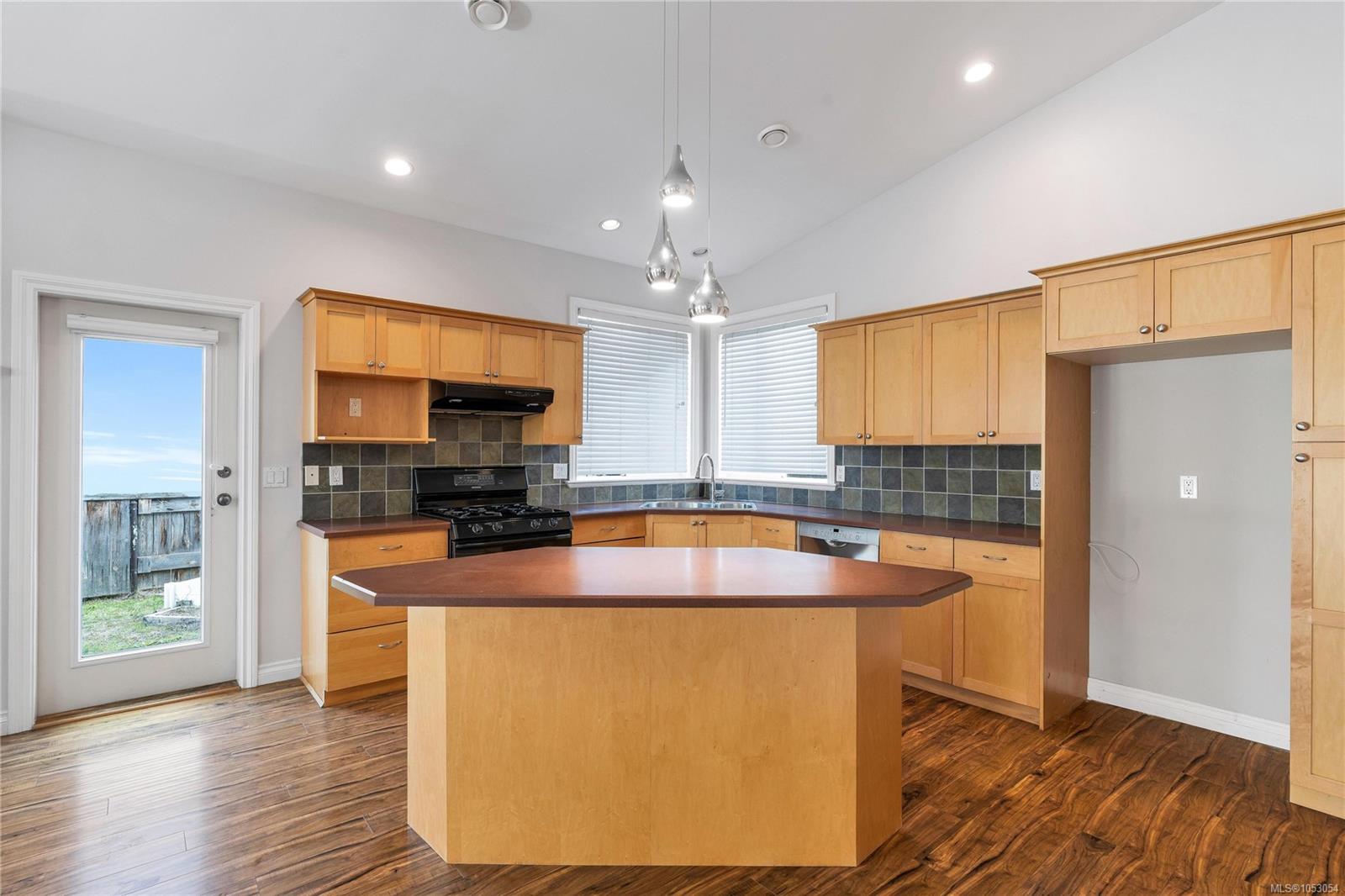 2426 Selwyn Rd — listing photo 8 of 33