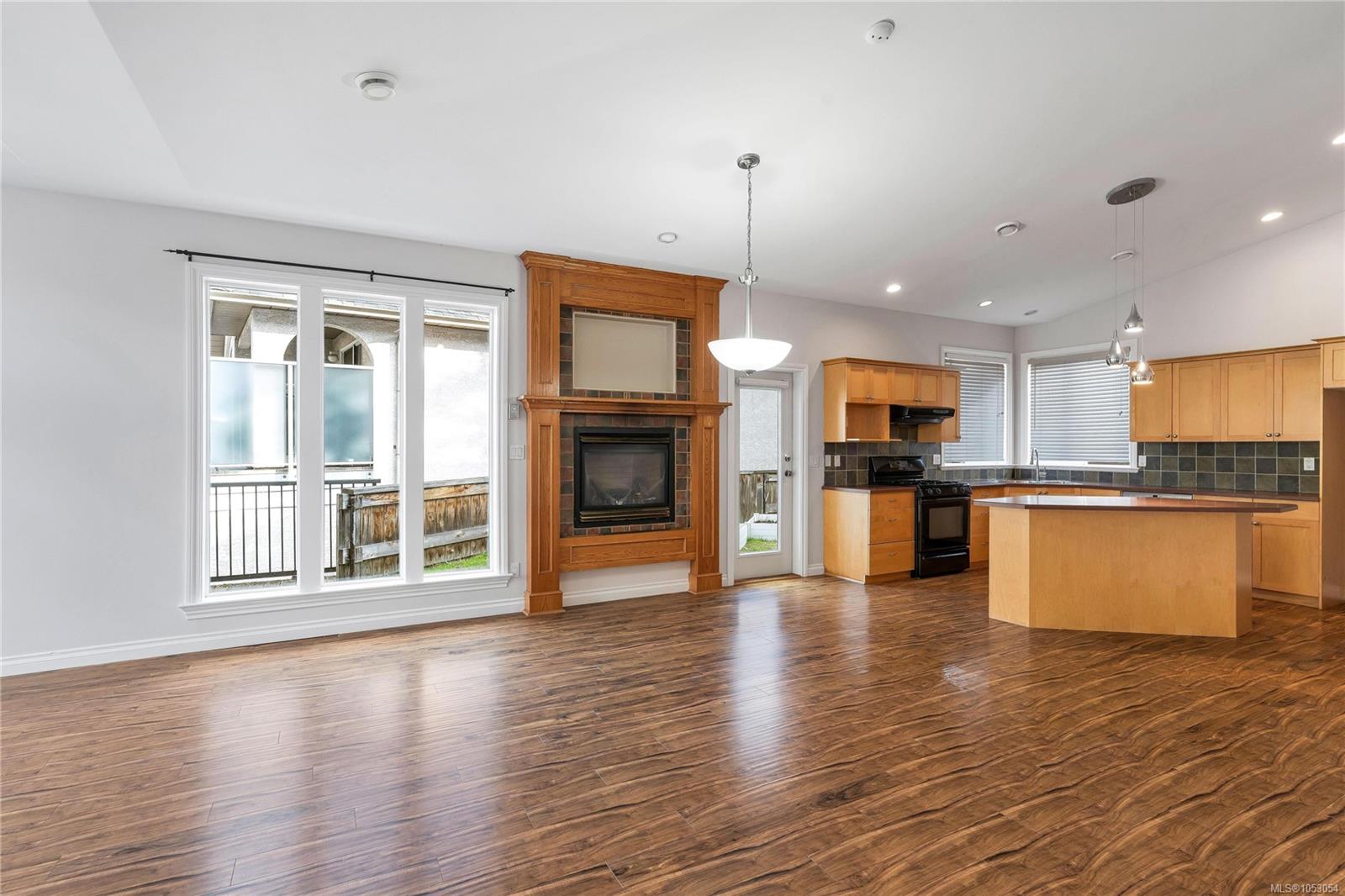 2426 Selwyn Rd — listing photo 9 of 33