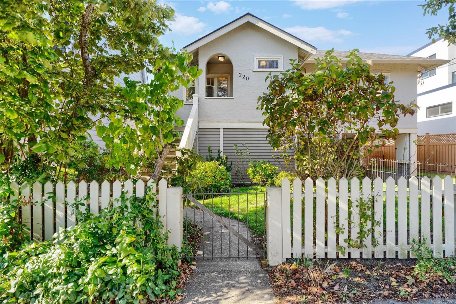 220 Irving Rd — listing photo 11 of 58