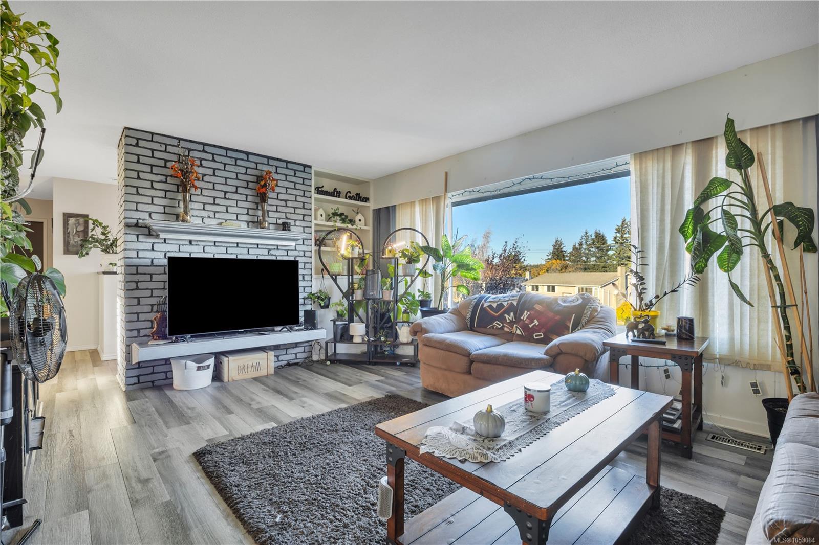 2935 Colwood Rd — listing photo 8 of 34