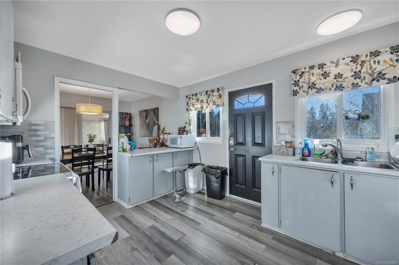 2935 Colwood Rd — listing photo 9 of 34