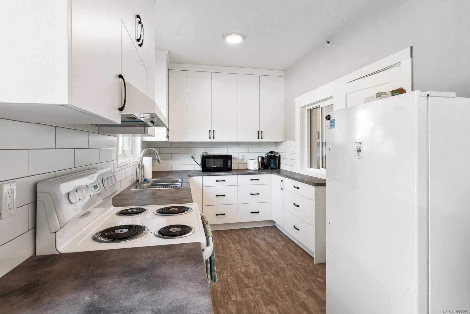 739 Marchmont Rd — listing photo 13 of 43