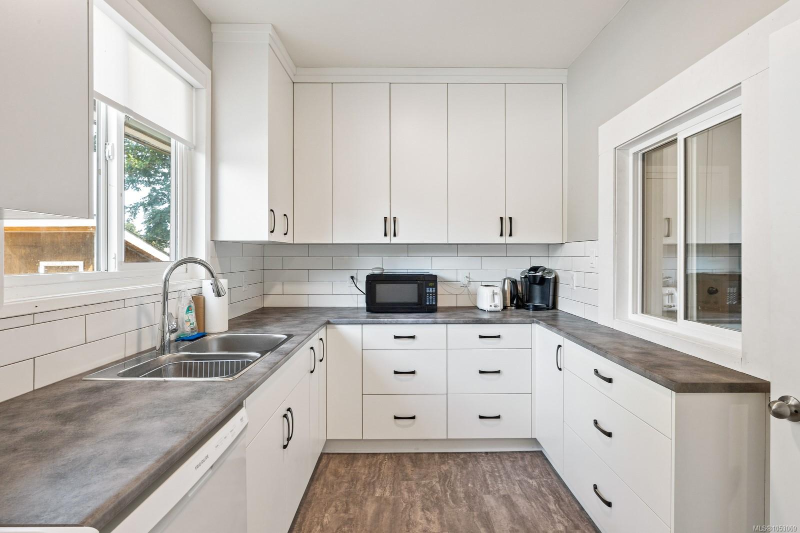739 Marchmont Rd — listing photo 14 of 43