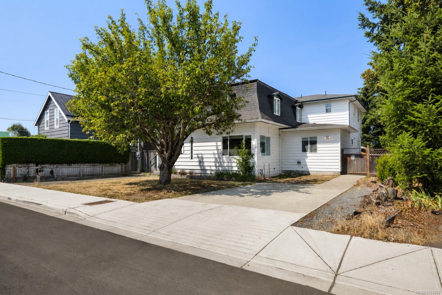739 Marchmont Rd — listing photo 3 of 43