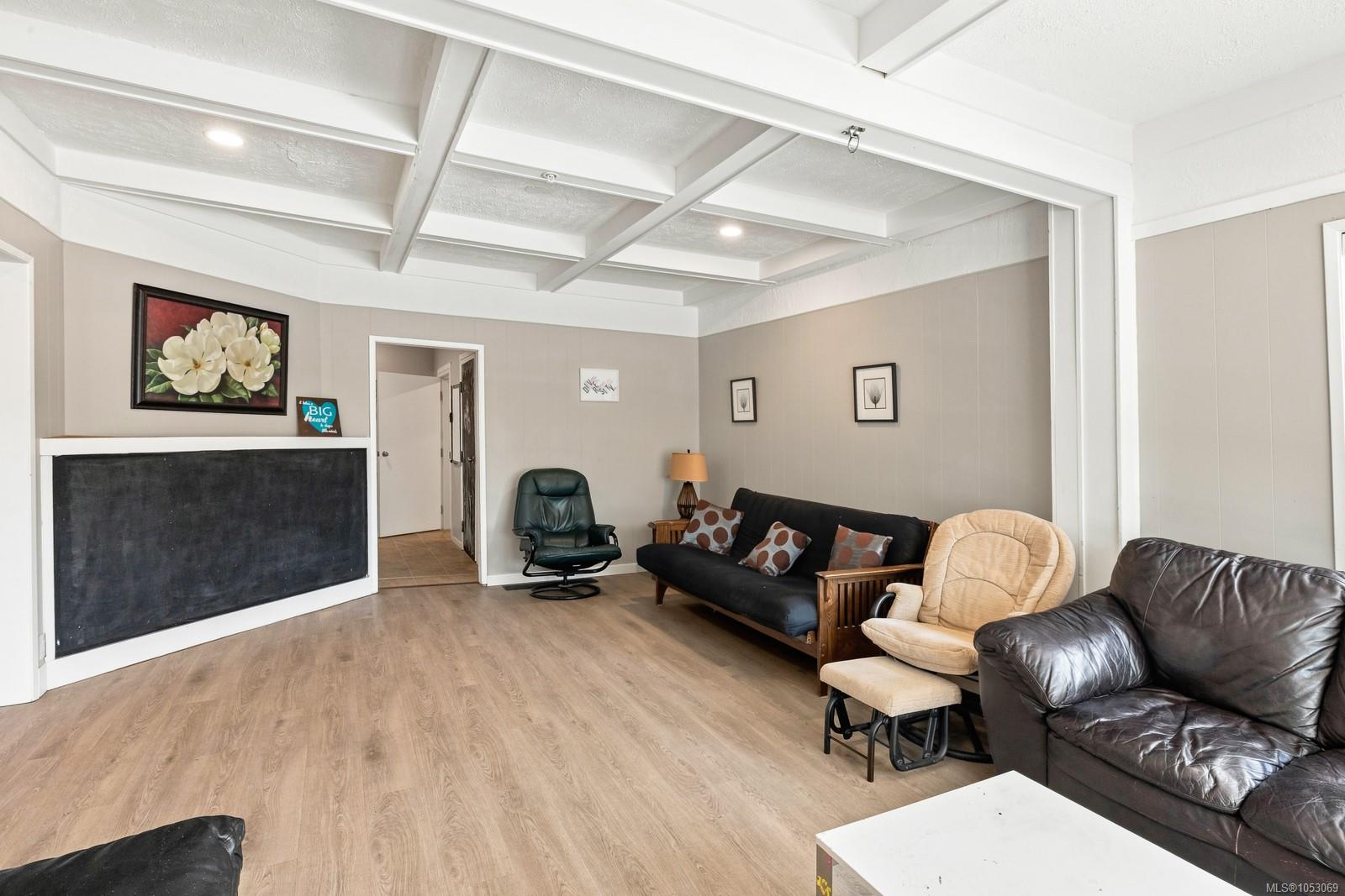 739 Marchmont Rd — listing photo 7 of 43