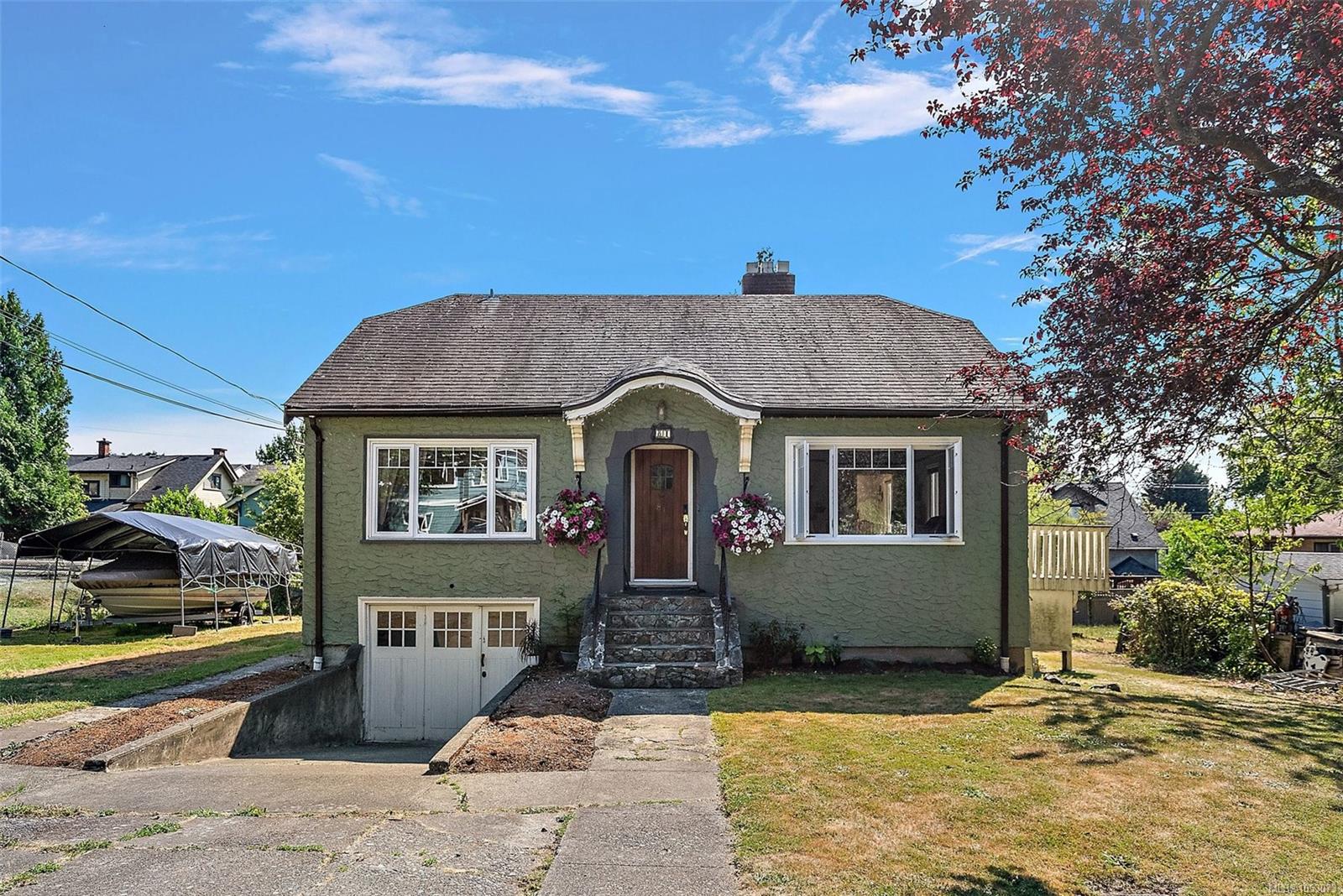 81 Logan Ave — listing photo 3 of 41