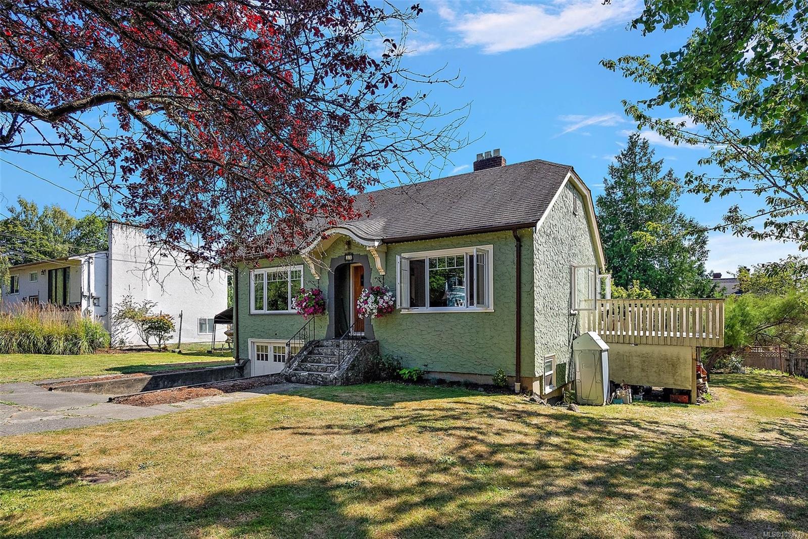 81 Logan Ave — listing photo 4 of 41