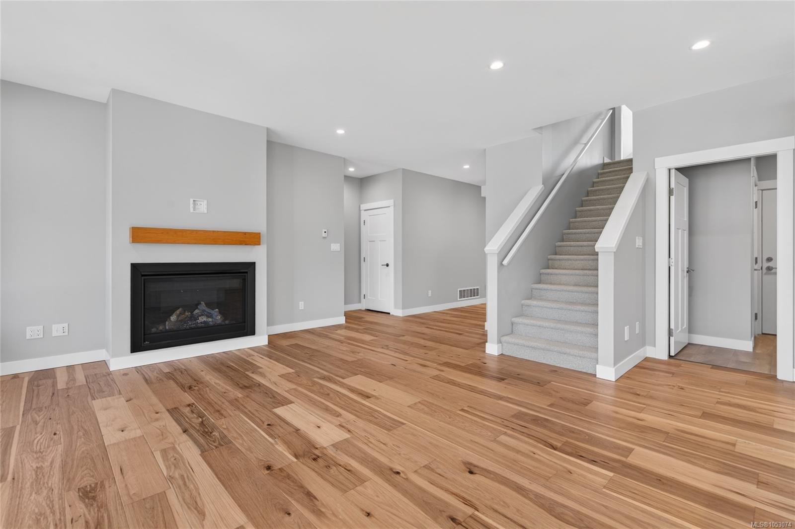 758 Sitka St — listing photo 7 of 33