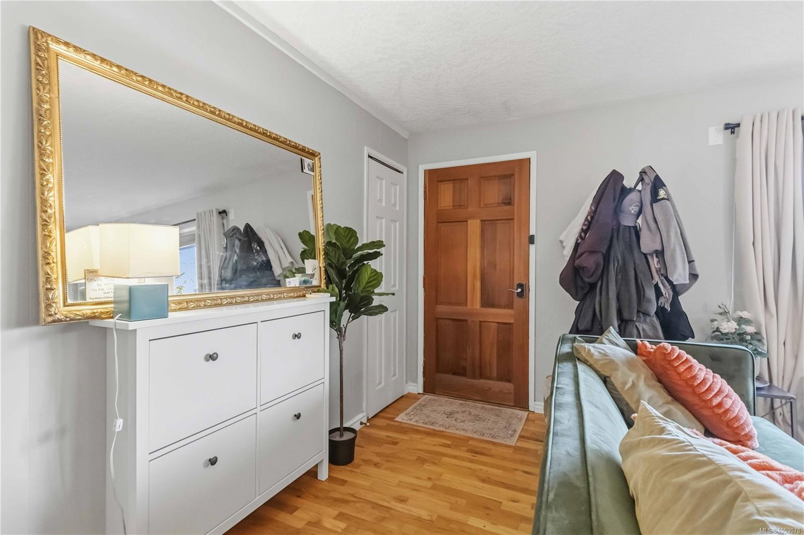 659 Strandlund Ave — listing photo 4 of 28