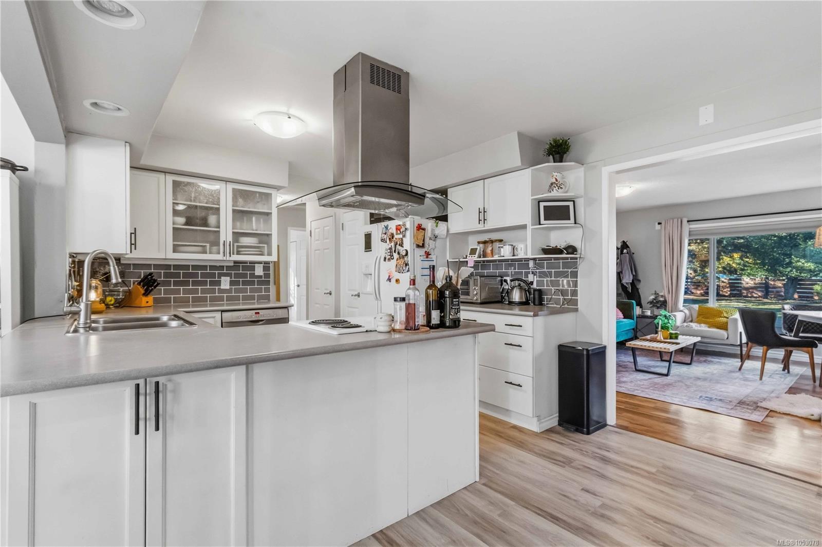 659 Strandlund Ave — listing photo 7 of 28