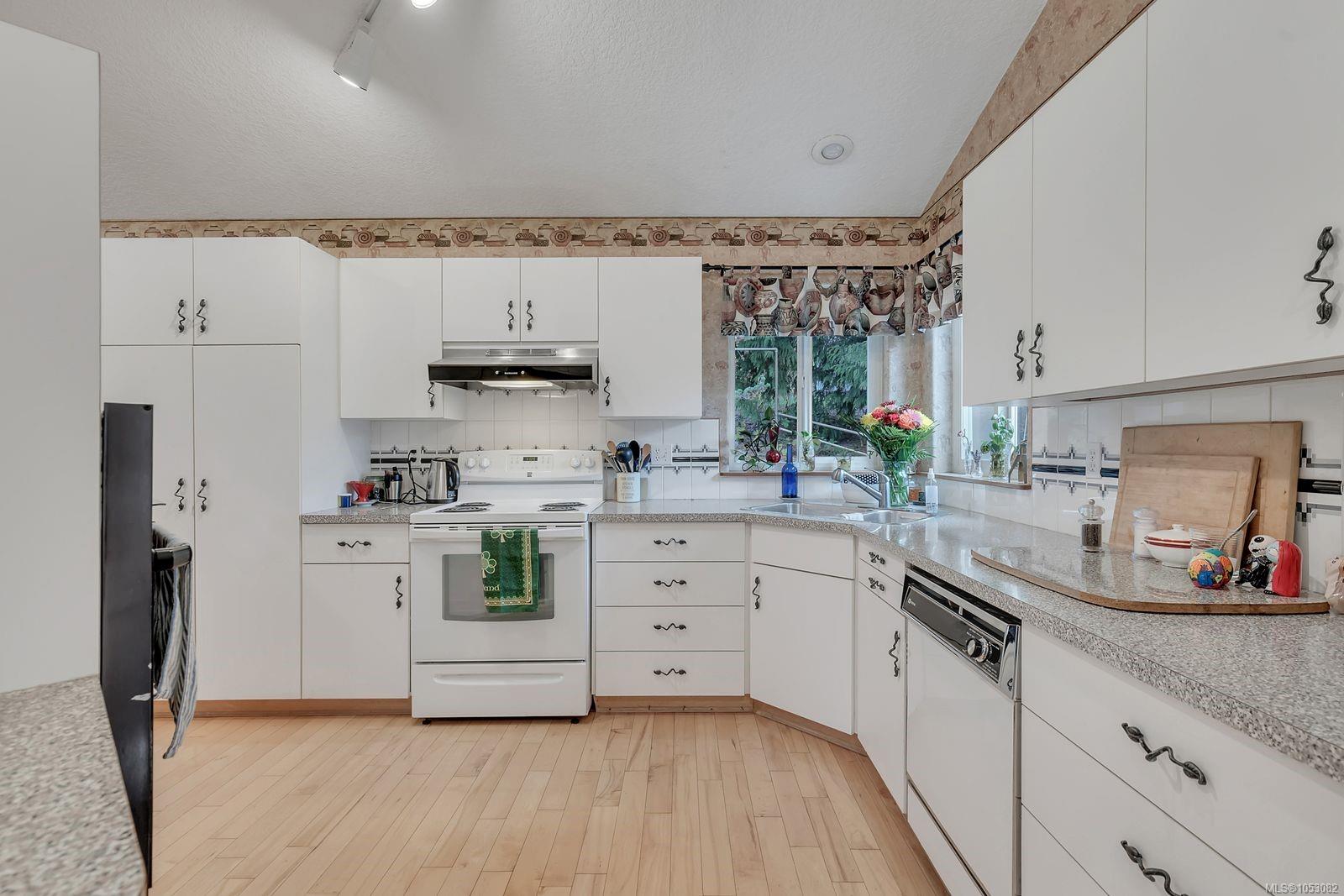 1470 Raines Rd — listing photo 13 of 67