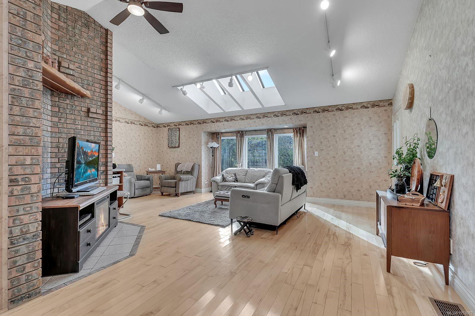 1470 Raines Rd — listing photo 9 of 67