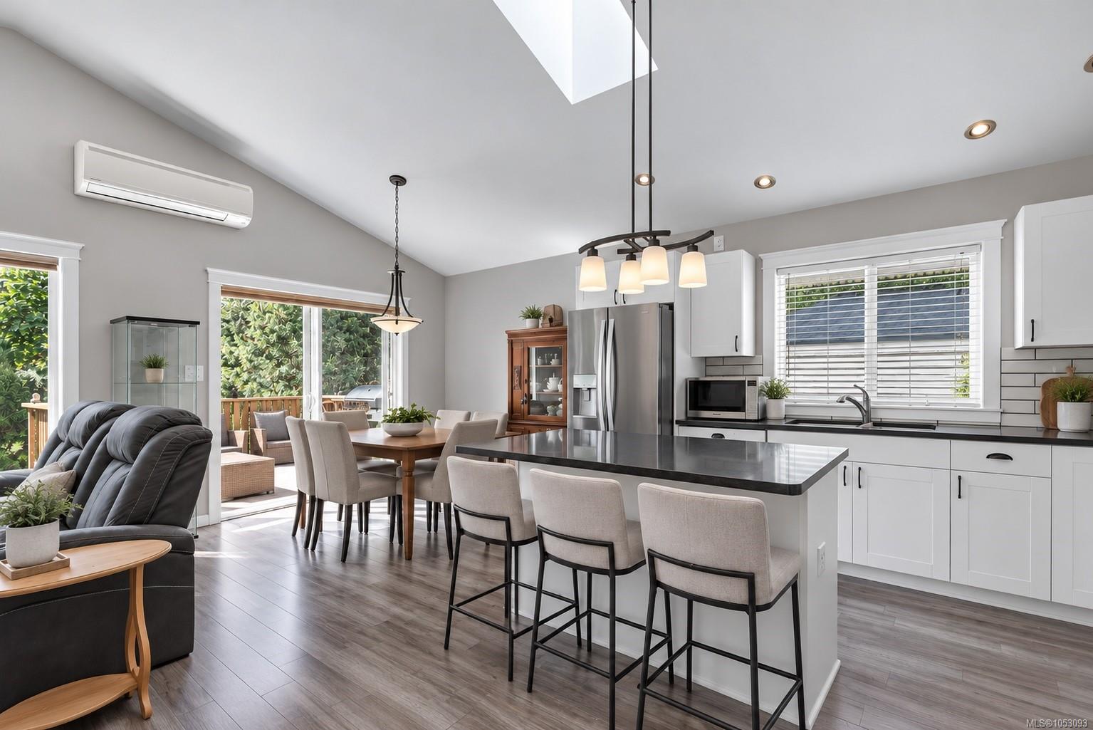 5923 Tower Pl — listing photo 5 of 32