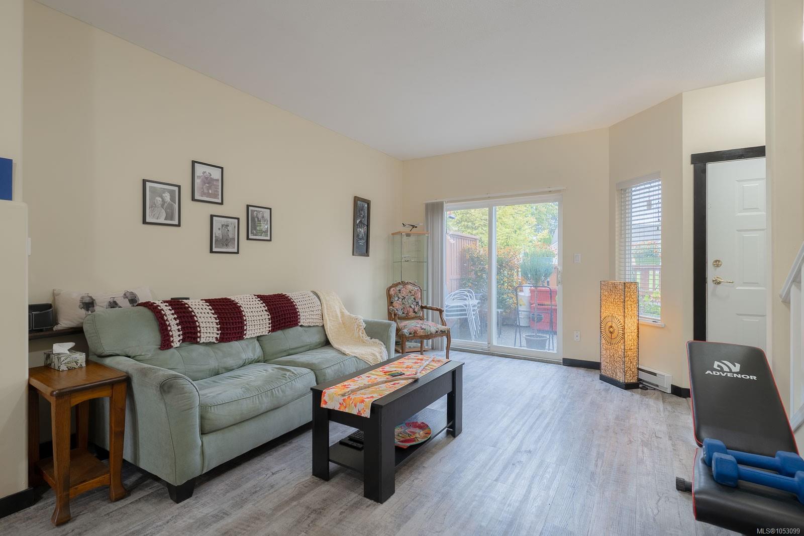 5453 Woodland Cres — listing photo 4 of 30