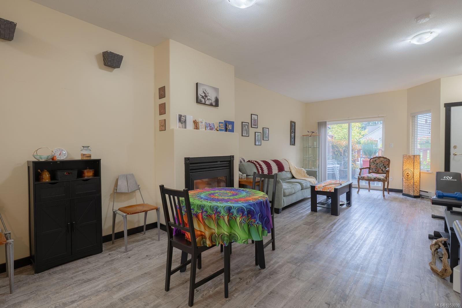 5453 Woodland Cres — listing photo 6 of 30
