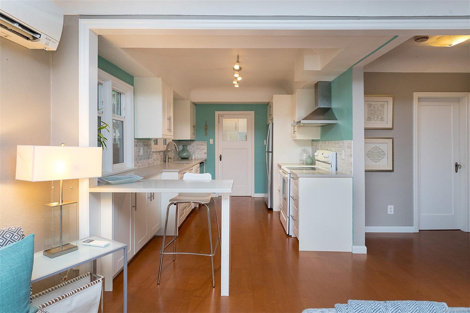 1118 Tolmie Ave — listing photo 11 of 36