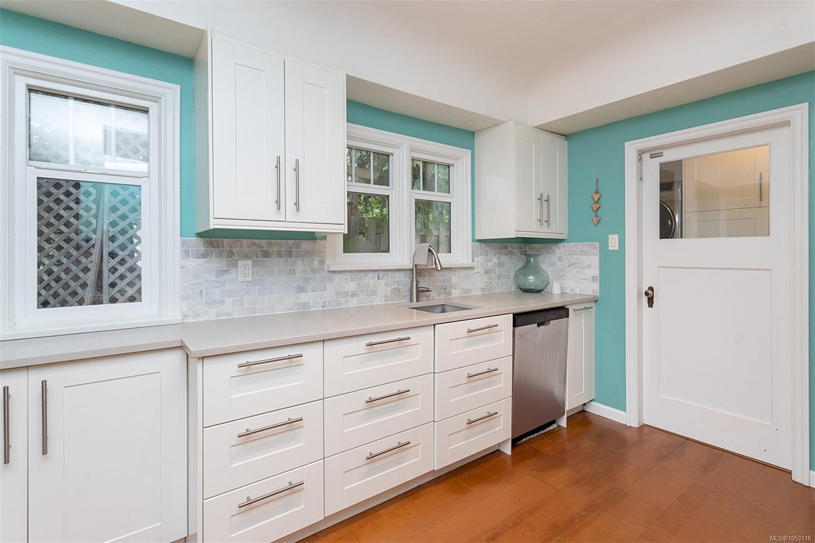 1118 Tolmie Ave — listing photo 14 of 36