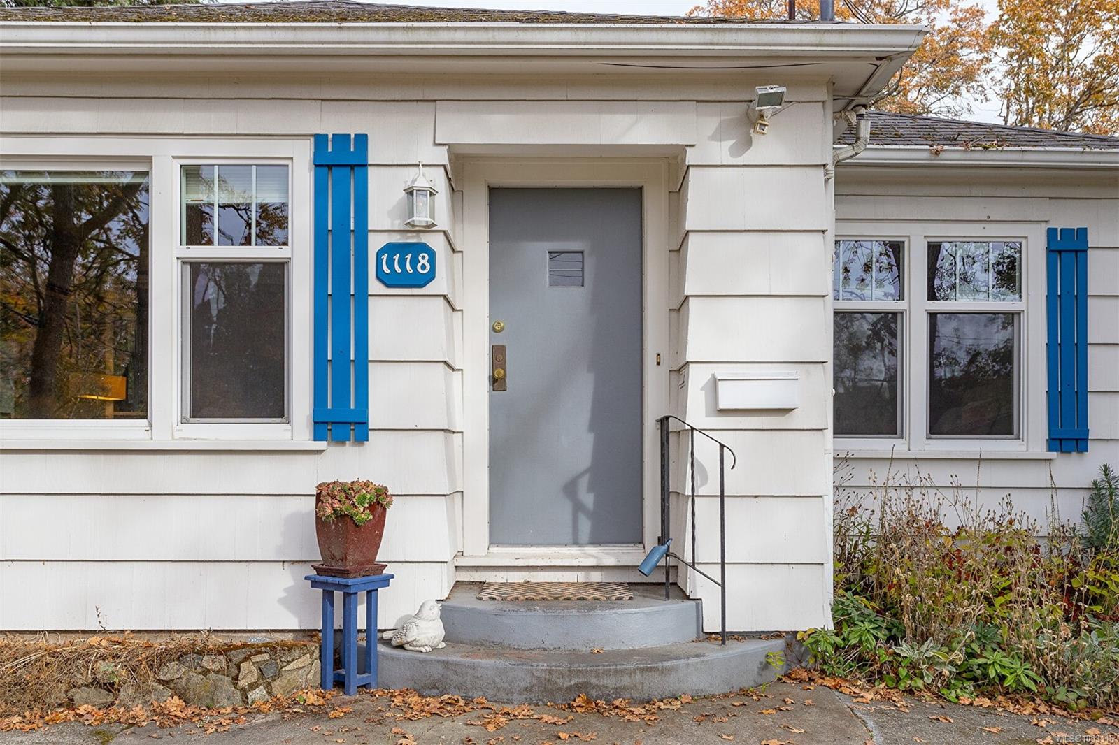 1118 Tolmie Ave — listing photo 4 of 36