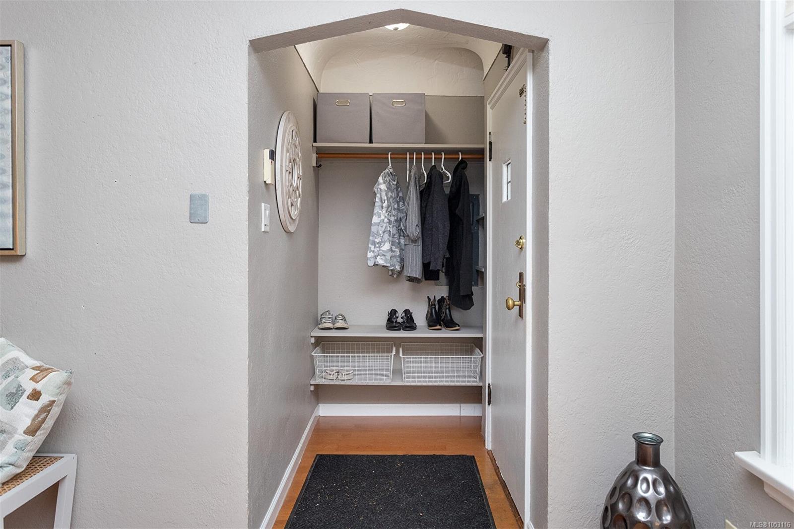 1118 Tolmie Ave — listing photo 5 of 36