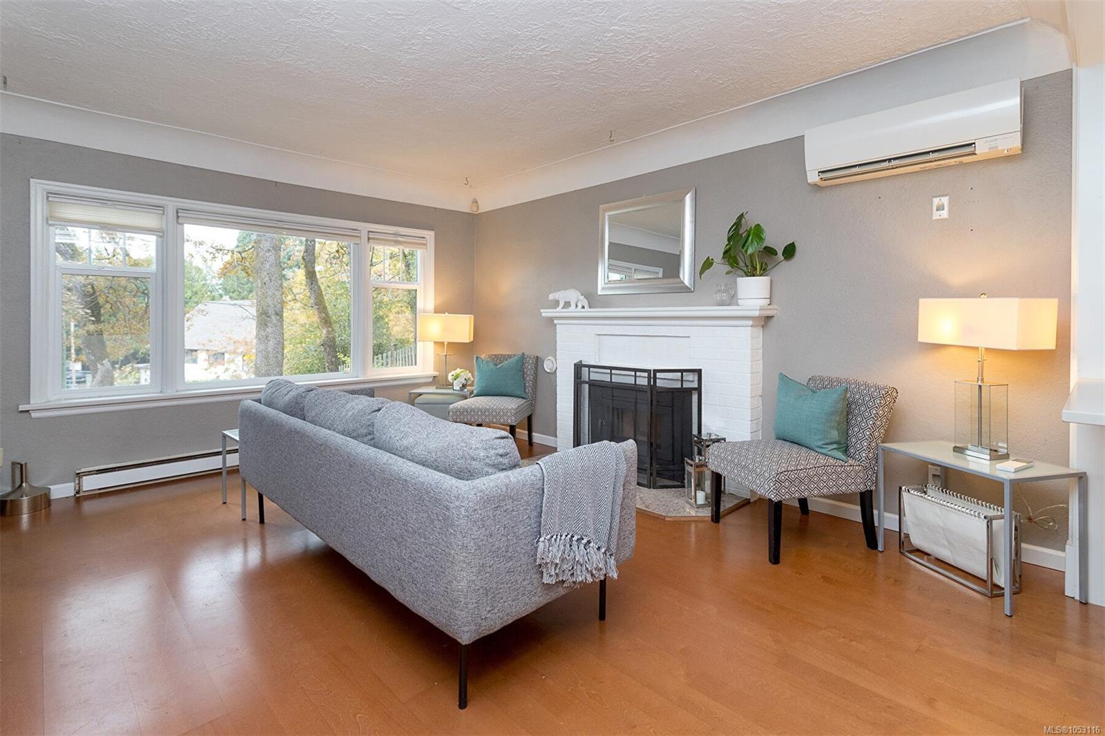 1118 Tolmie Ave — listing photo 6 of 36