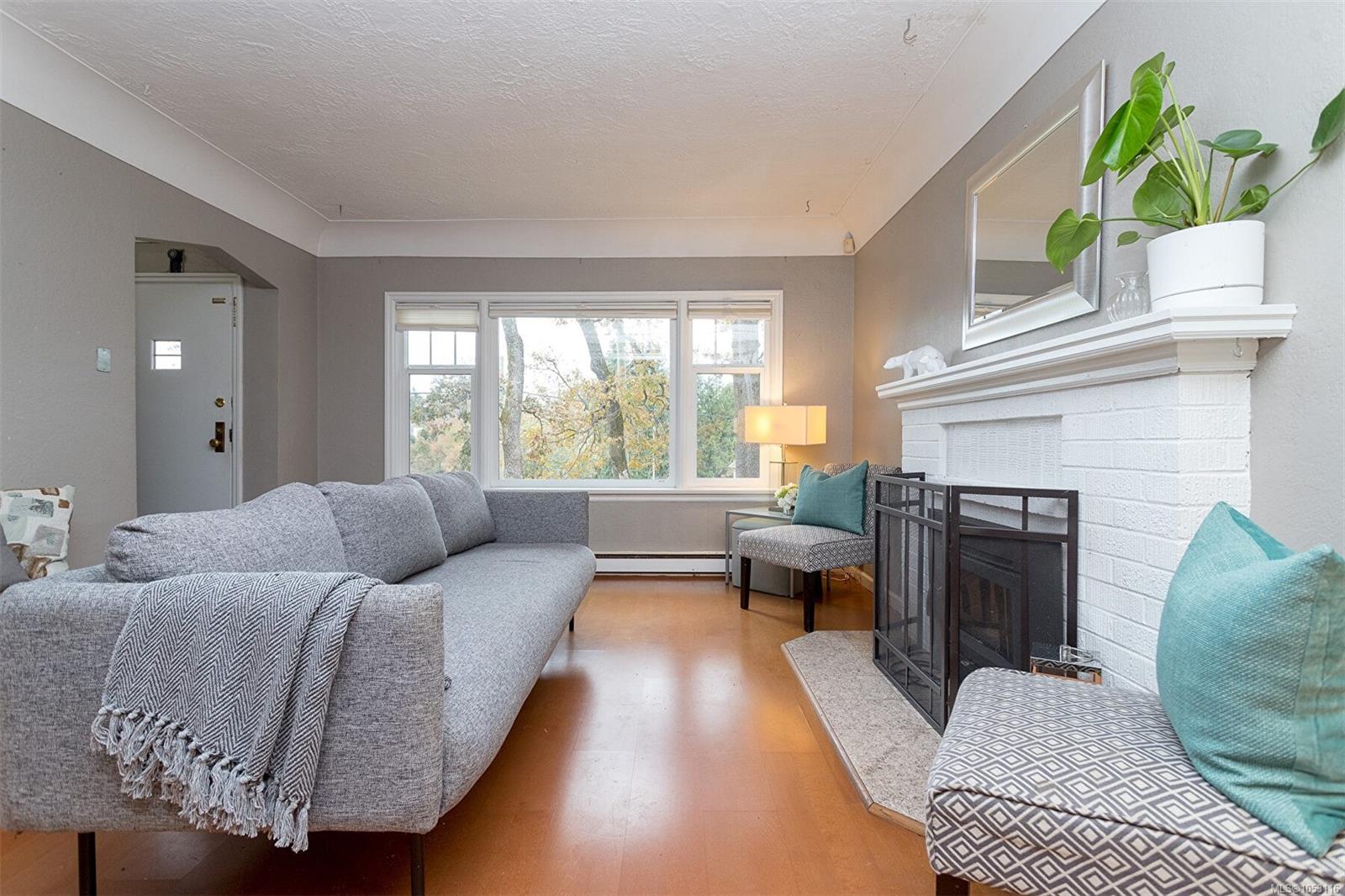 1118 Tolmie Ave — listing photo 9 of 36