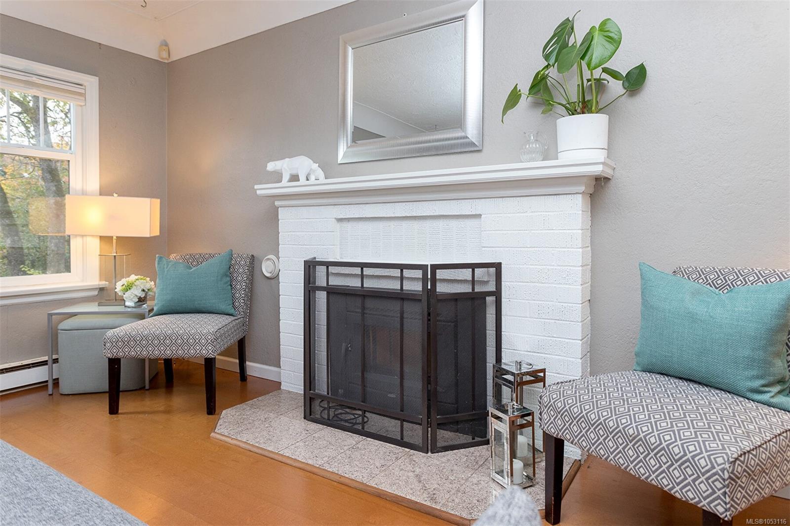 1118 Tolmie Ave — listing photo 10 of 36